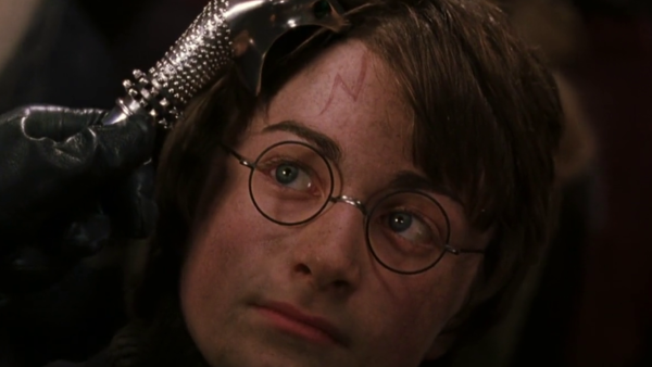 Espere! A cicatriz de Harry Potter está doendo de novo! Não pode ser!