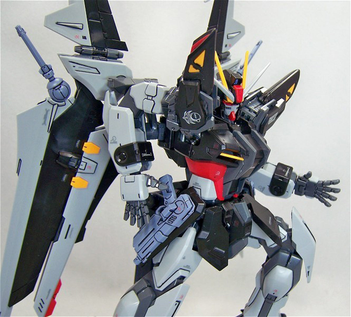 Strike Noir Gundam - Gundam - MG 1/100 - Bandai – Iron Studios Brasil