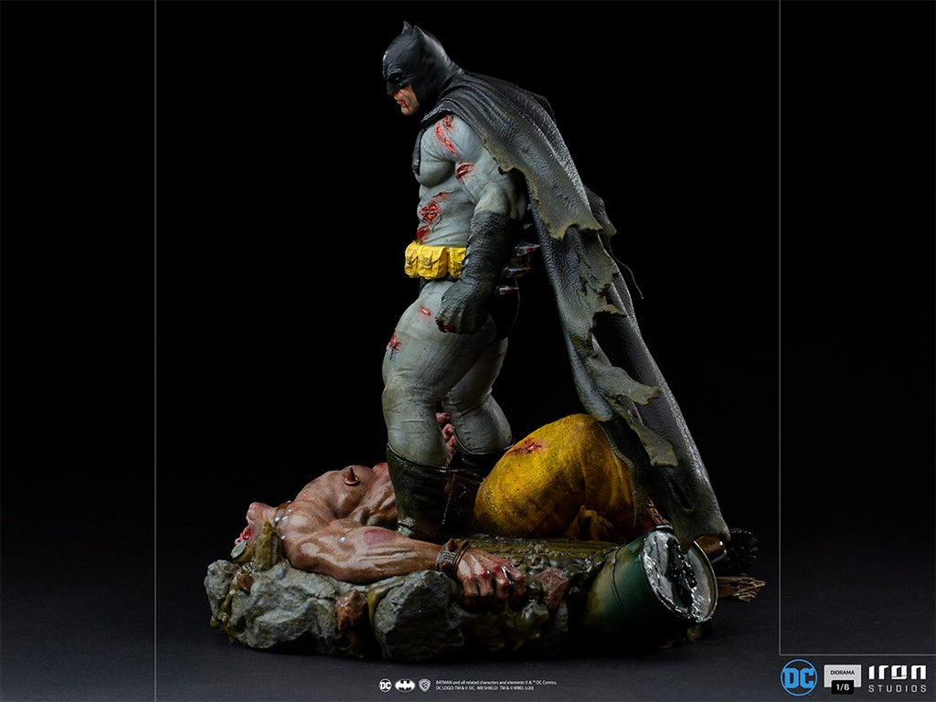 Estátua Batman The Dark Knight Returns - DC Comics - 1/6 Diorama - Iron Studios