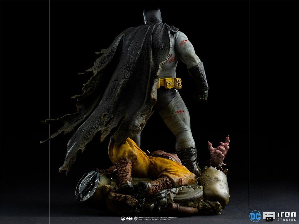 Estátua Batman The Dark Knight Returns - DC Comics - 1/6 Diorama - Iron Studios