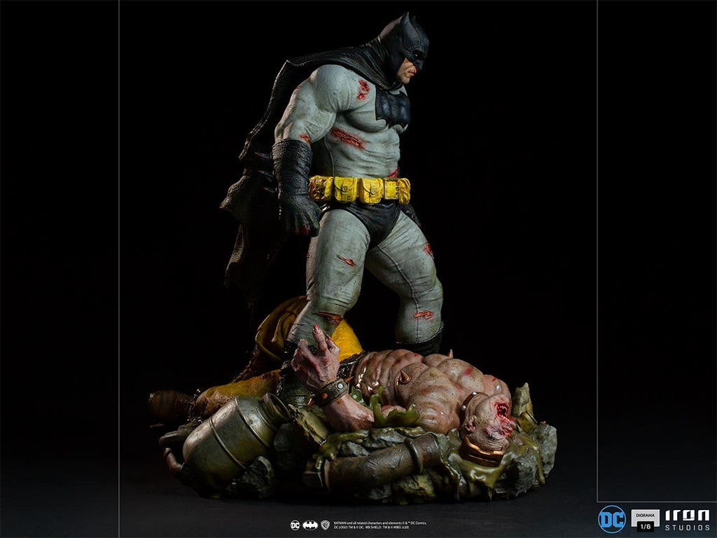 Estátua Batman The Dark Knight Returns - DC Comics - 1/6 Diorama - Iron Studios
