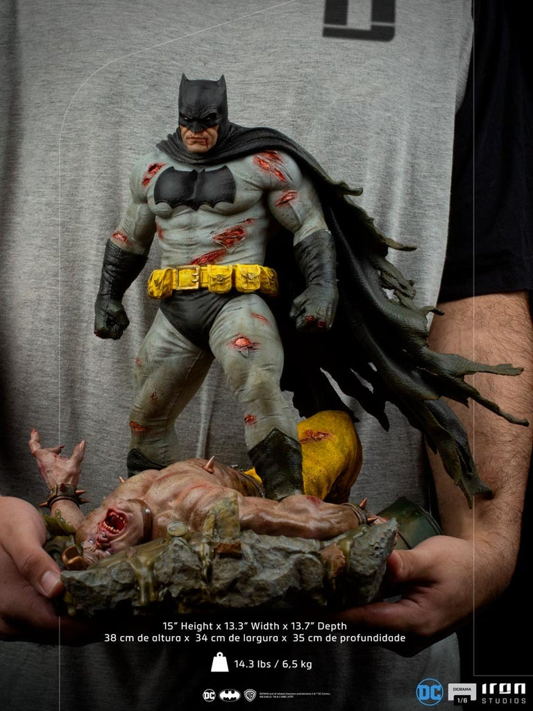 Estátua Batman The Dark Knight Returns - DC Comics - 1/6 Diorama - Iron Studios