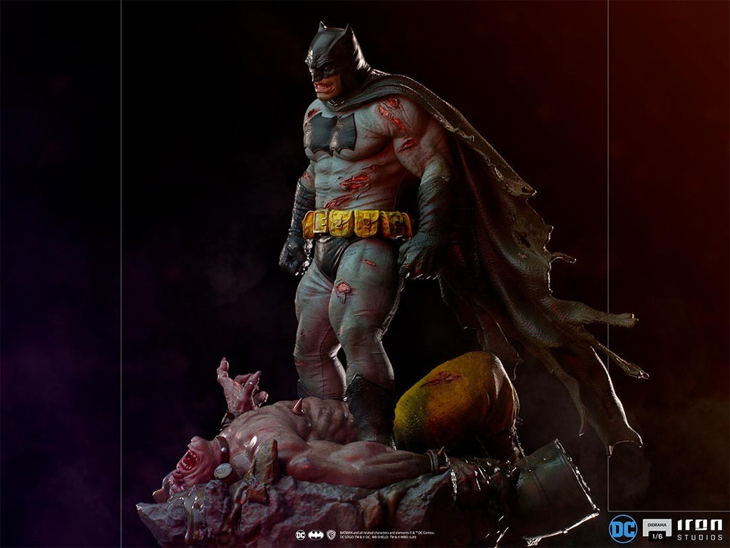 Estátua Batman The Dark Knight Returns - DC Comics - 1/6 Diorama - Iron Studios