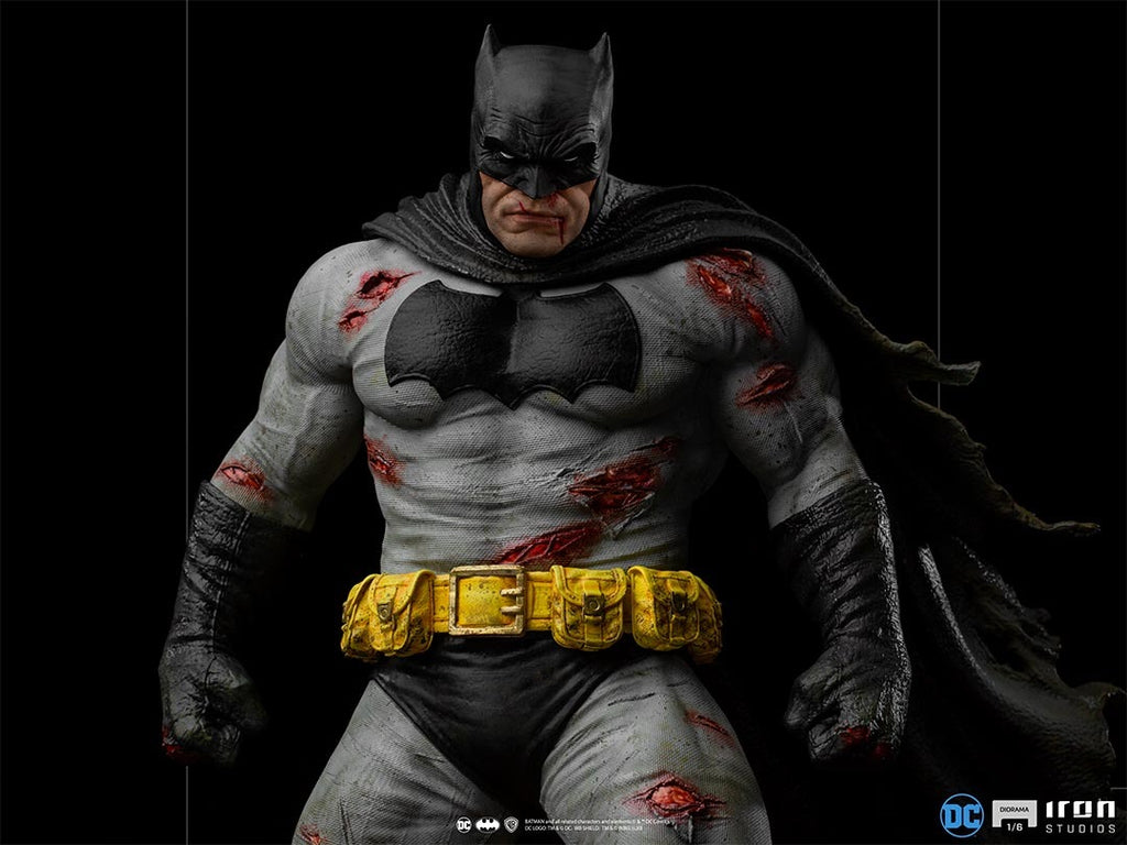 Estátua Batman The Dark Knight Returns - DC Comics - 1/6 Diorama - Iron Studios