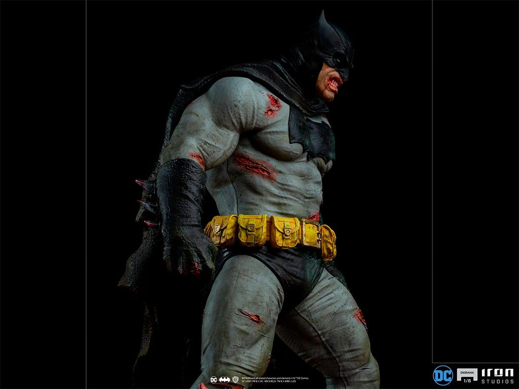 Estátua Batman The Dark Knight Returns - DC Comics - 1/6 Diorama - Iron Studios