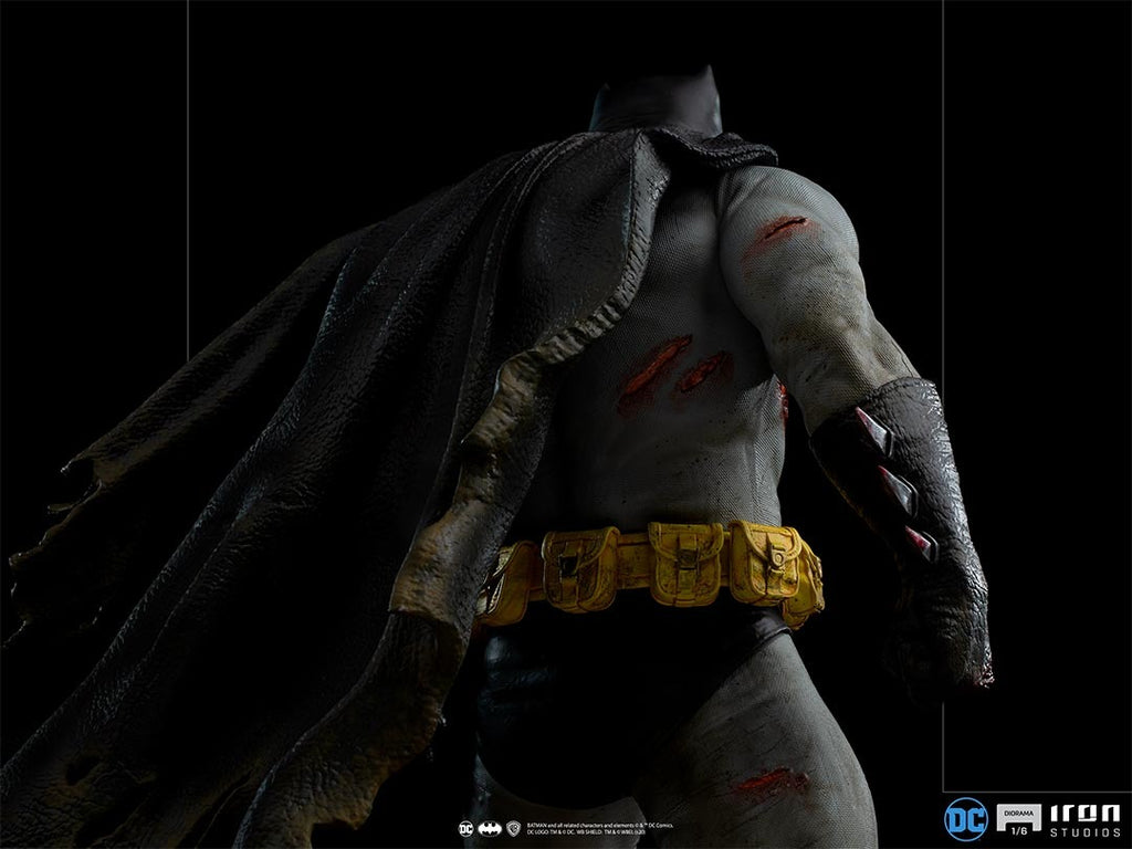 Estátua Batman The Dark Knight Returns - DC Comics - 1/6 Diorama - Iron Studios