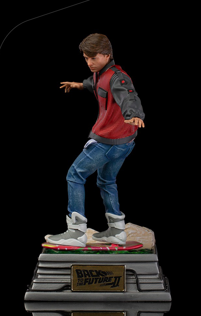 Estátua Marty McFly on Hoverboard - Back to the Future - Art Scale 1/10 - Iron Studios
