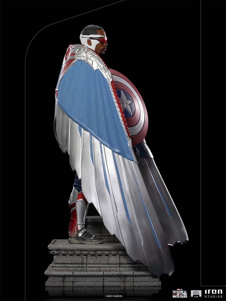 Estátua Capitão America Sam Wilson (Asas Fechadas) - Falcão e o Soldado Invernal - Legacy Replica 1/4 - Iron Studios