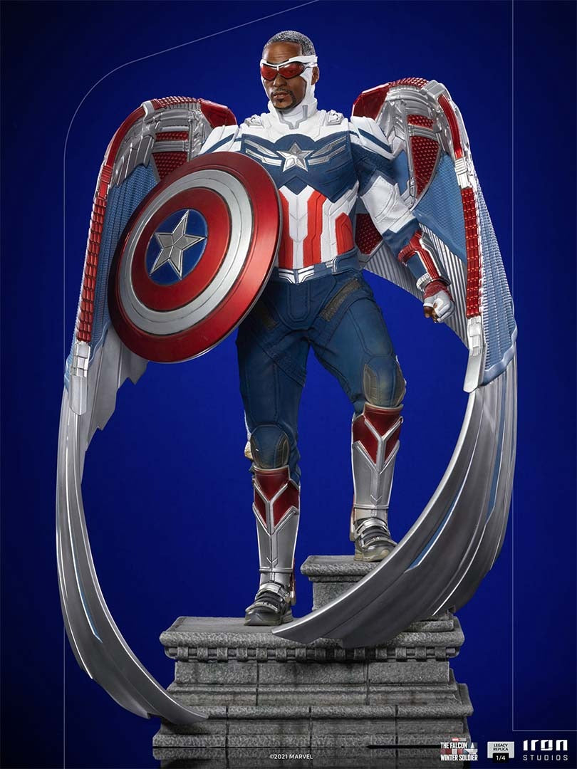 Estátua Capitão America Sam Wilson (Asas Fechadas) - Falcão e o Soldado Invernal - Legacy Replica 1/4 - Iron Studios