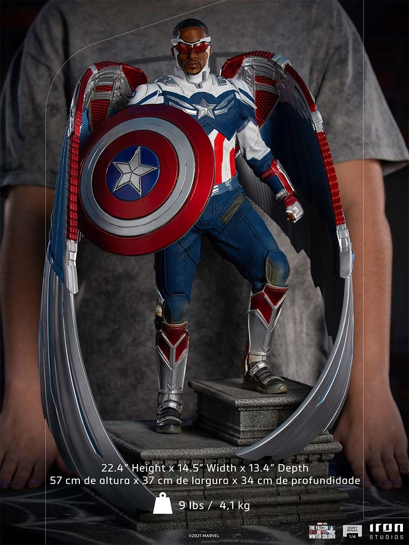 Estátua Capitão America Sam Wilson (Asas Fechadas) - Falcão e o Soldado Invernal - Legacy Replica 1/4 - Iron Studios