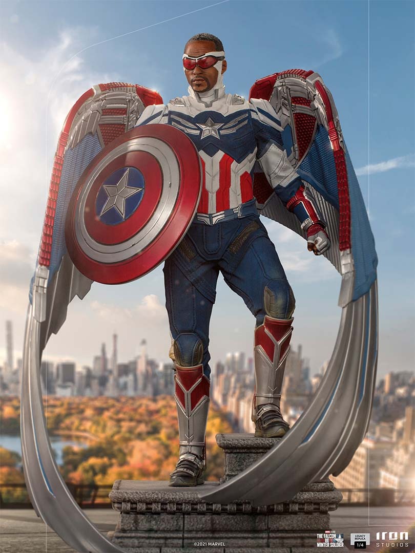 Estátua Capitão America Sam Wilson (Asas Fechadas) - Falcão e o Soldado Invernal - Legacy Replica 1/4 - Iron Studios