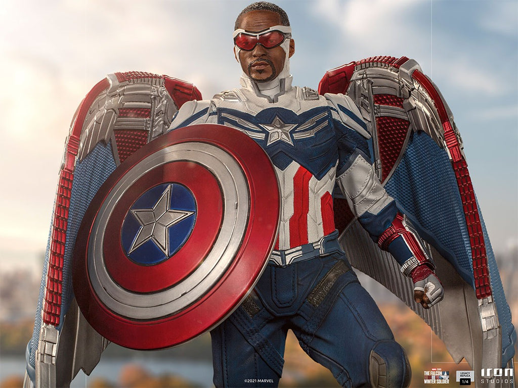 Estátua Capitão America Sam Wilson (Asas Fechadas) - Falcão e o Soldado Invernal - Legacy Replica 1/4 - Iron Studios