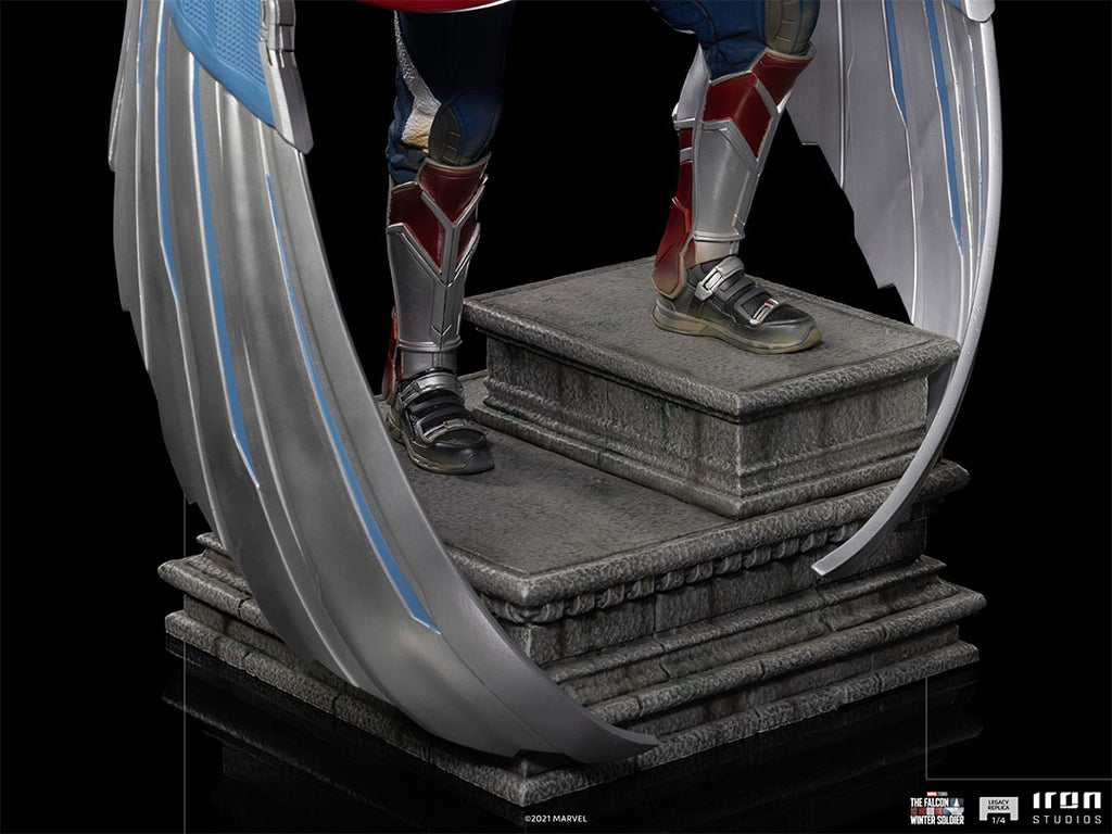 Estátua Capitão America Sam Wilson (Asas Fechadas) - Falcão e o Soldado Invernal - Legacy Replica 1/4 - Iron Studios