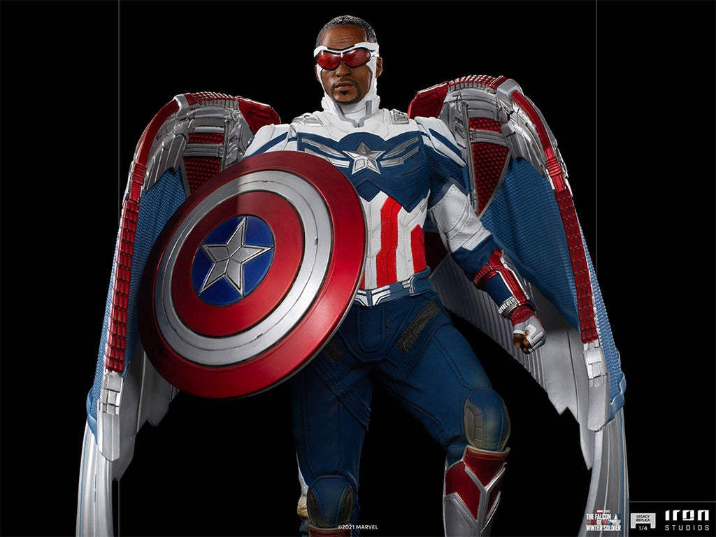 Estátua Capitão America Sam Wilson (Asas Fechadas) - Falcão e o Soldado Invernal - Legacy Replica 1/4 - Iron Studios