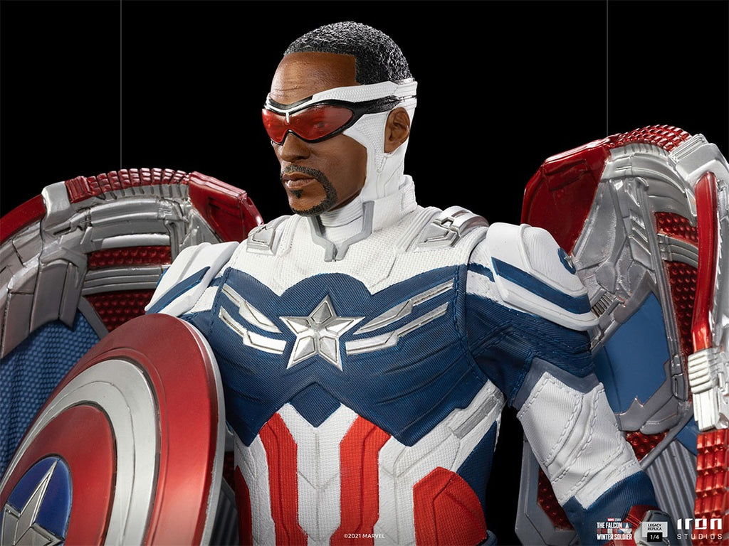 Estátua Capitão America Sam Wilson (Asas Fechadas) - Falcão e o Soldado Invernal - Legacy Replica 1/4 - Iron Studios