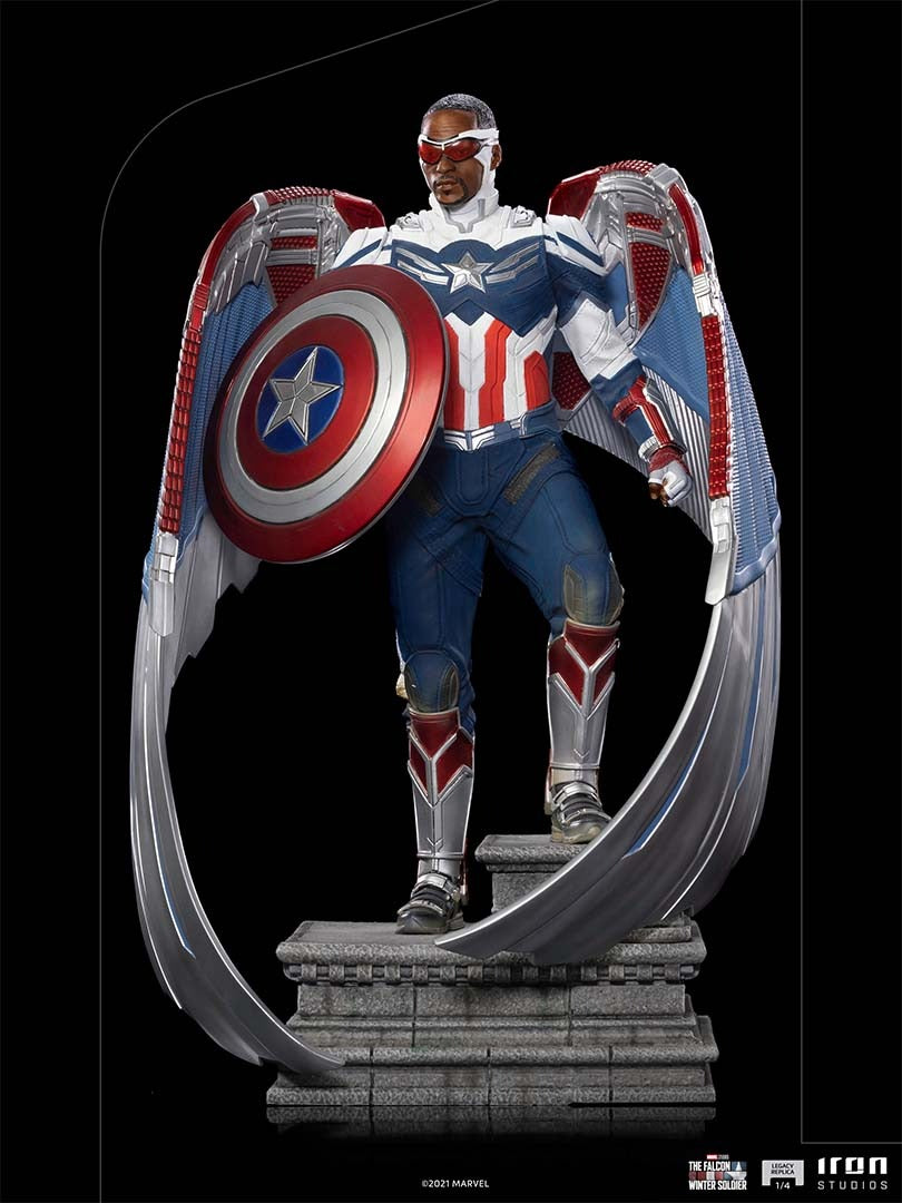 Estátua Capitão America Sam Wilson (Asas Fechadas) - Falcão e o Soldado Invernal - Legacy Replica 1/4 - Iron Studios