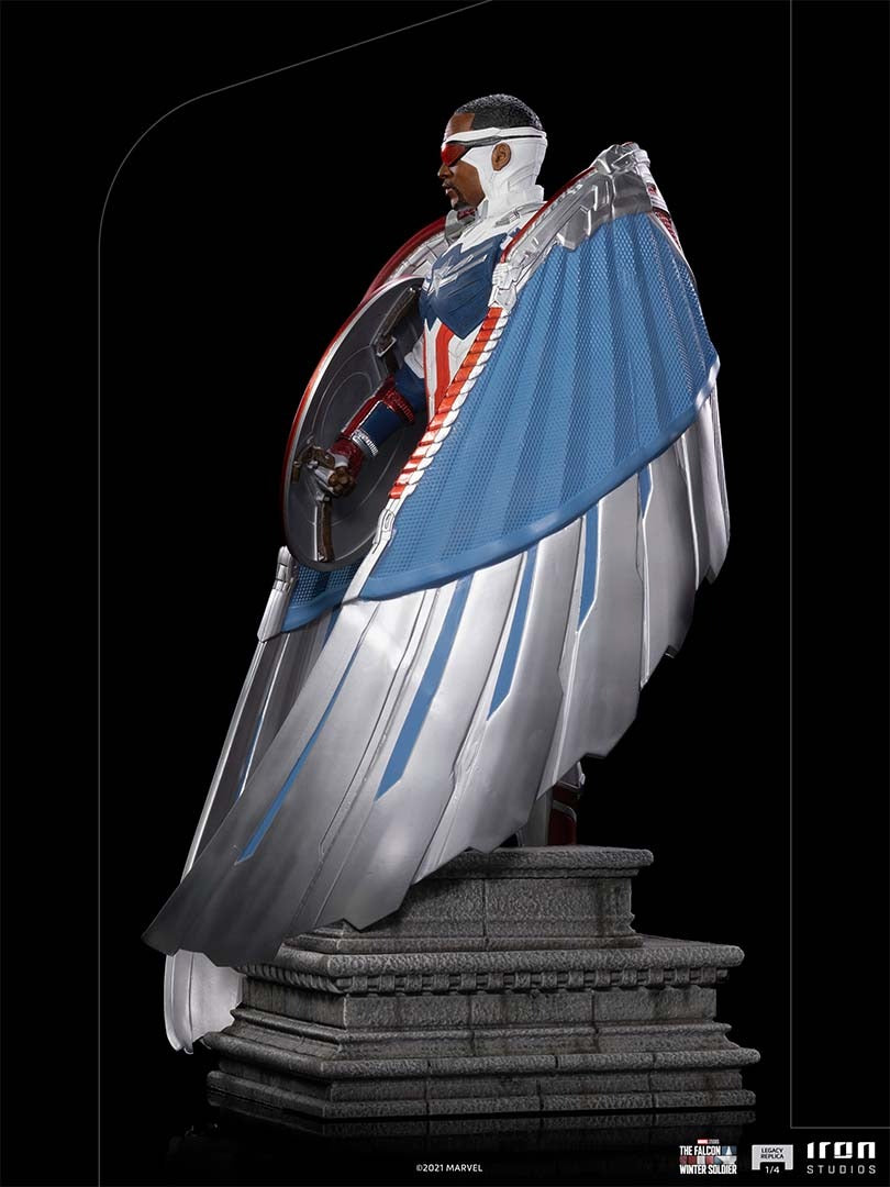 Estátua Capitão America Sam Wilson (Asas Fechadas) - Falcão e o Soldado Invernal - Legacy Replica 1/4 - Iron Studios