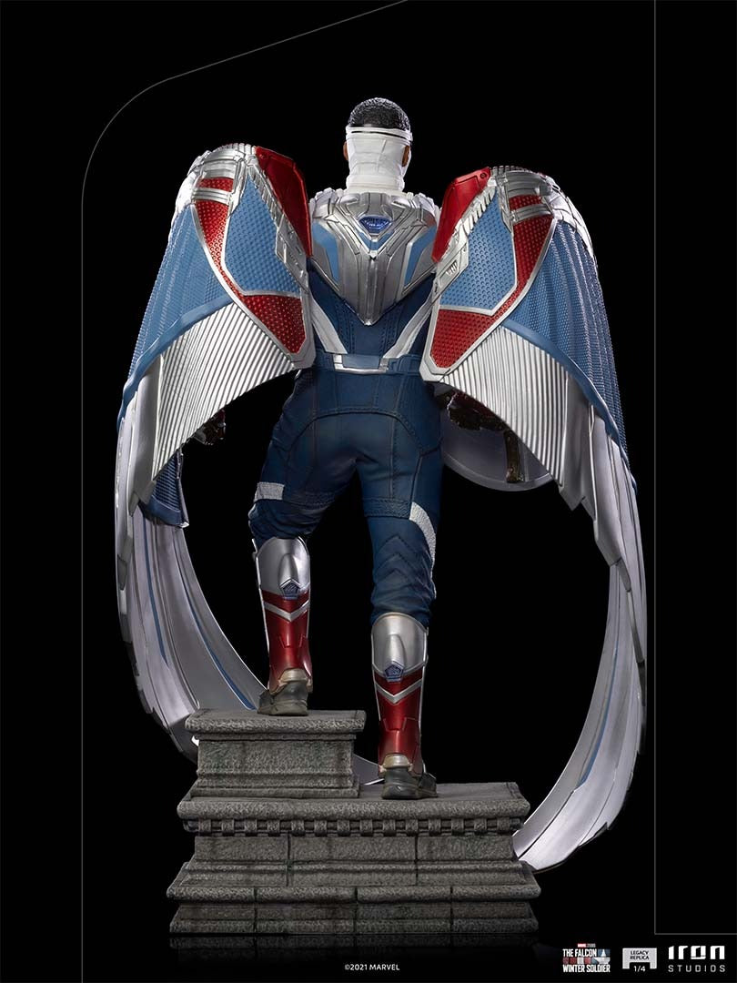 Estátua Capitão America Sam Wilson (Asas Fechadas) - Falcão e o Soldado Invernal - Legacy Replica 1/4 - Iron Studios