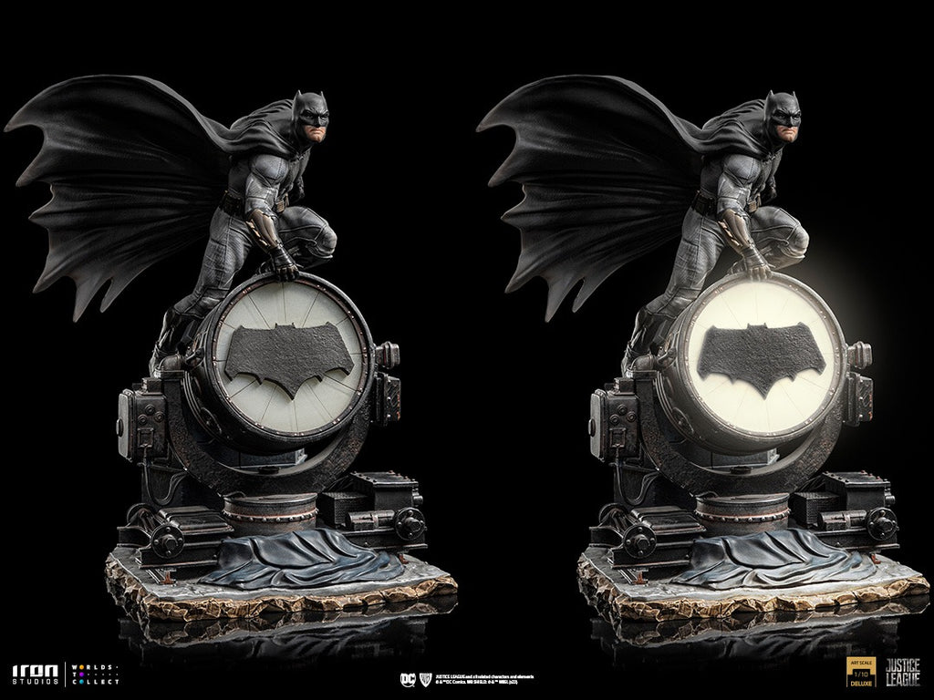 Estátua Batman no Batsinal Deluxe - Liga da Justiça de Zack Snyder - Art Scale 1/10 - Iron Studios