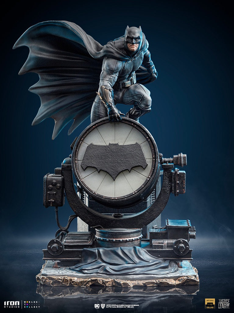 Estátua Batman no Batsinal Deluxe - Liga da Justiça de Zack Snyder - Art Scale 1/10 - Iron Studios