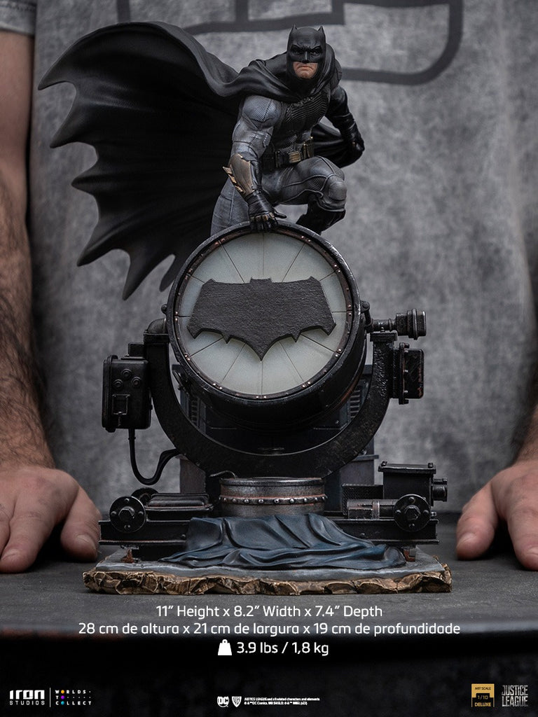 Estátua Batman no Batsinal Deluxe - Liga da Justiça de Zack Snyder - Art Scale 1/10 - Iron Studios