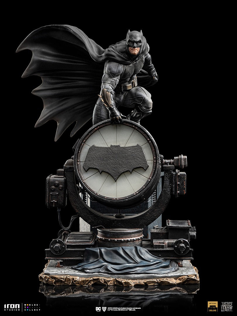 Estátua Batman no Batsinal Deluxe - Liga da Justiça de Zack Snyder - Art Scale 1/10 - Iron Studios