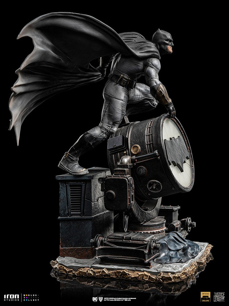 Estátua Batman no Batsinal Deluxe - Liga da Justiça de Zack Snyder - Art Scale 1/10 - Iron Studios