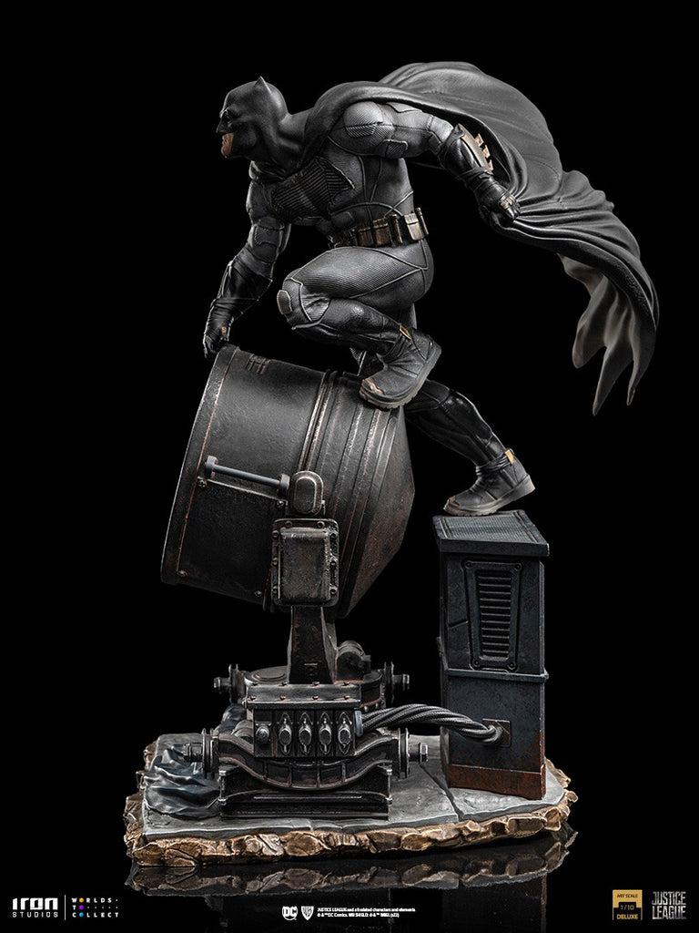 Estátua Batman no Batsinal Deluxe - Liga da Justiça de Zack Snyder - Art Scale 1/10 - Iron Studios