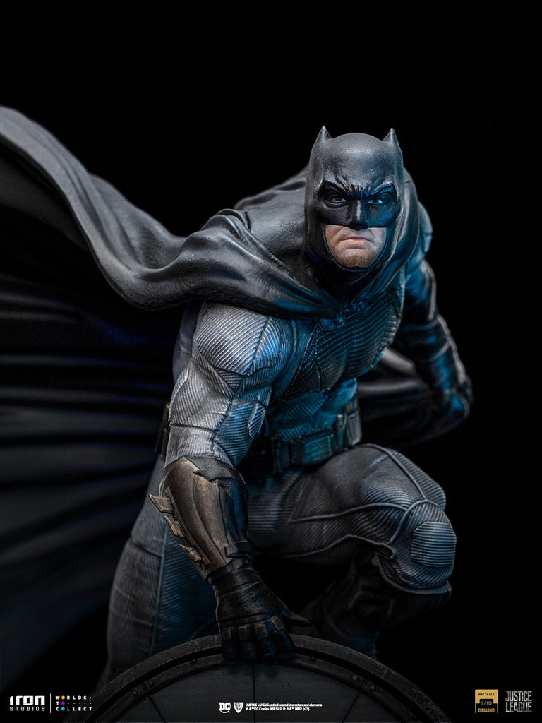 Estátua Batman no Batsinal Deluxe - Liga da Justiça de Zack Snyder - Art Scale 1/10 - Iron Studios