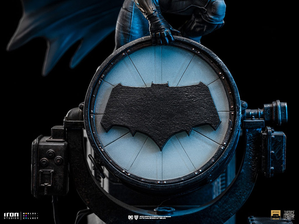 Estátua Batman no Batsinal Deluxe - Liga da Justiça de Zack Snyder - Art Scale 1/10 - Iron Studios