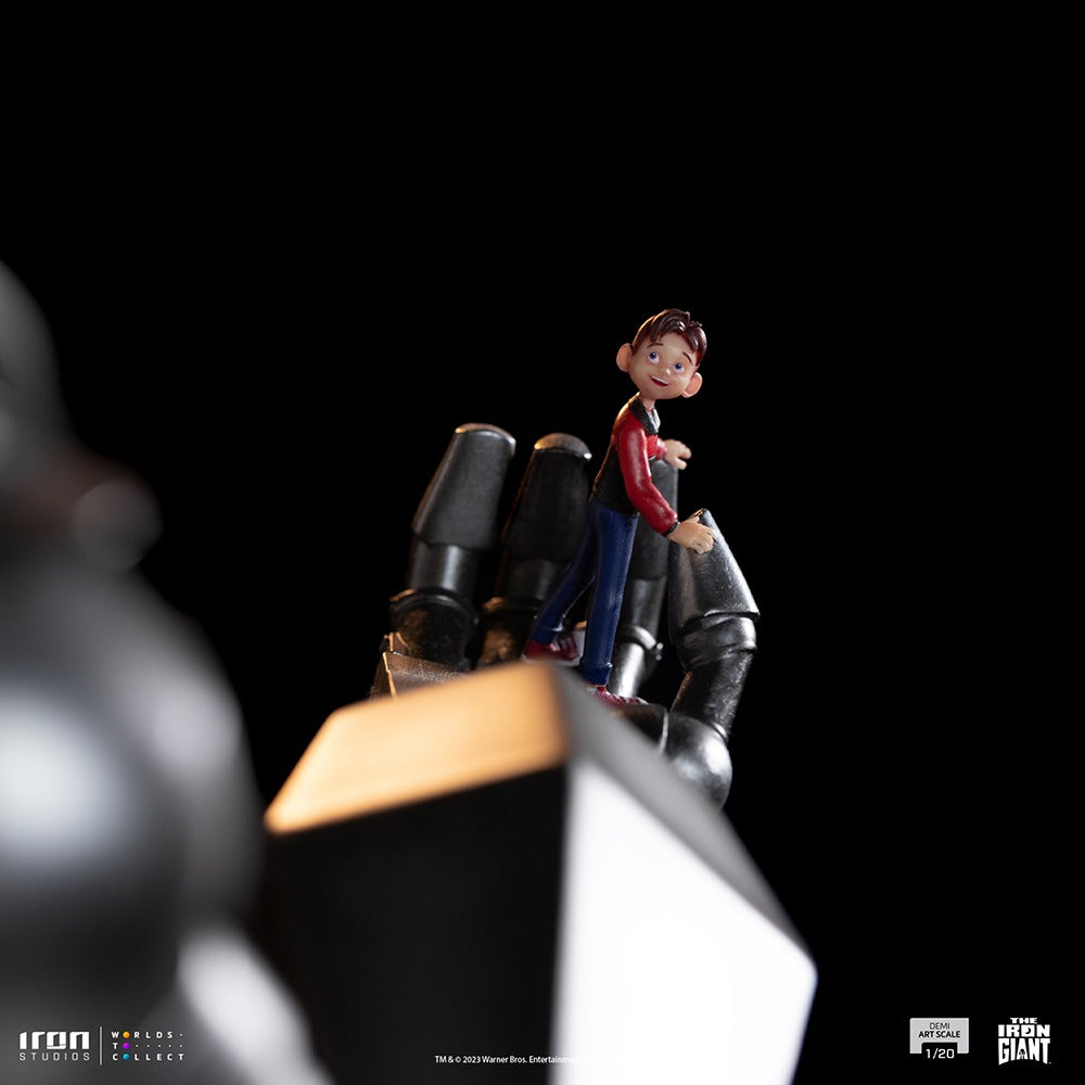 Estátua Iron Giant and Hogarth Hughes - The Iron Giant - Demi Scale 1/20 - Iron Studios