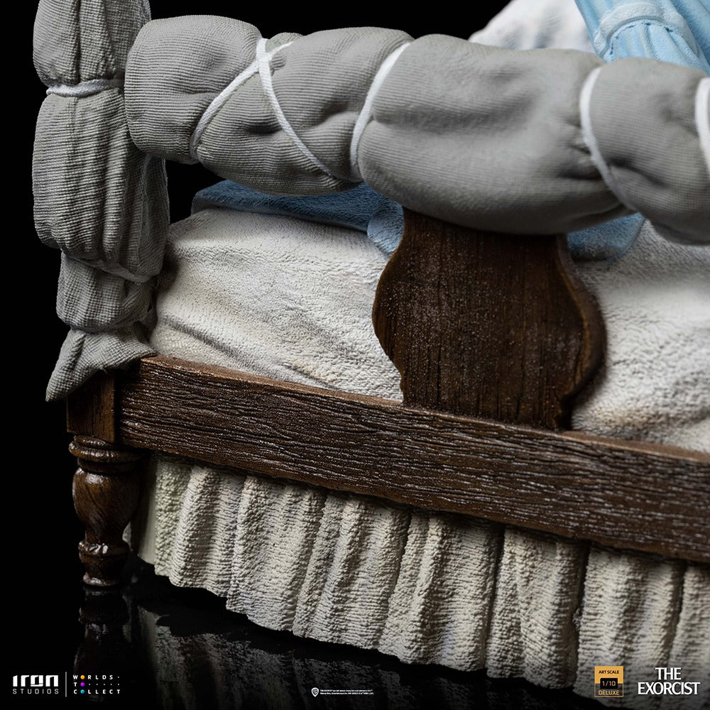 Estátua Regan McNeil Possuída Deluxe - O Exorcista - Art Scale 1/10 - Iron Studios