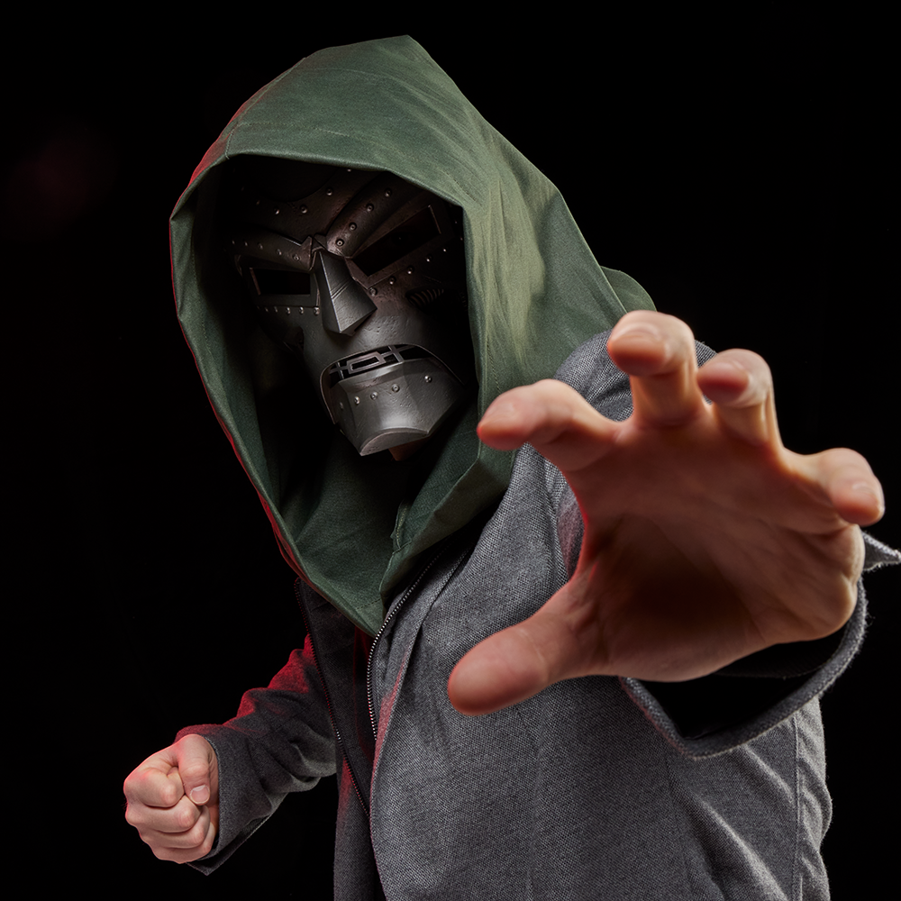 Pré-Venda - Figura Doctor Doom's Classic Helmet - Marvel Legends - Hasbro