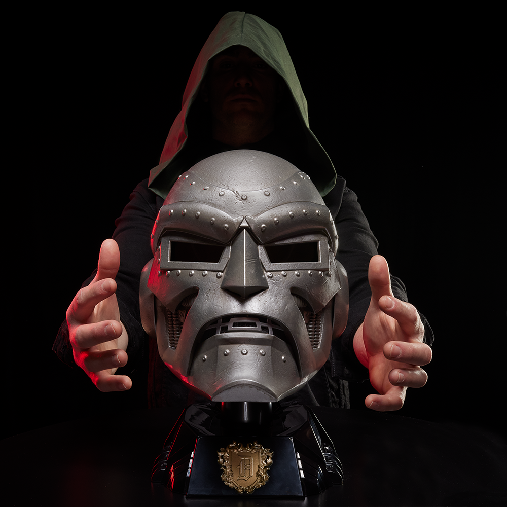 Pré-Venda - Figura Doctor Doom's Classic Helmet - Marvel Legends - Hasbro
