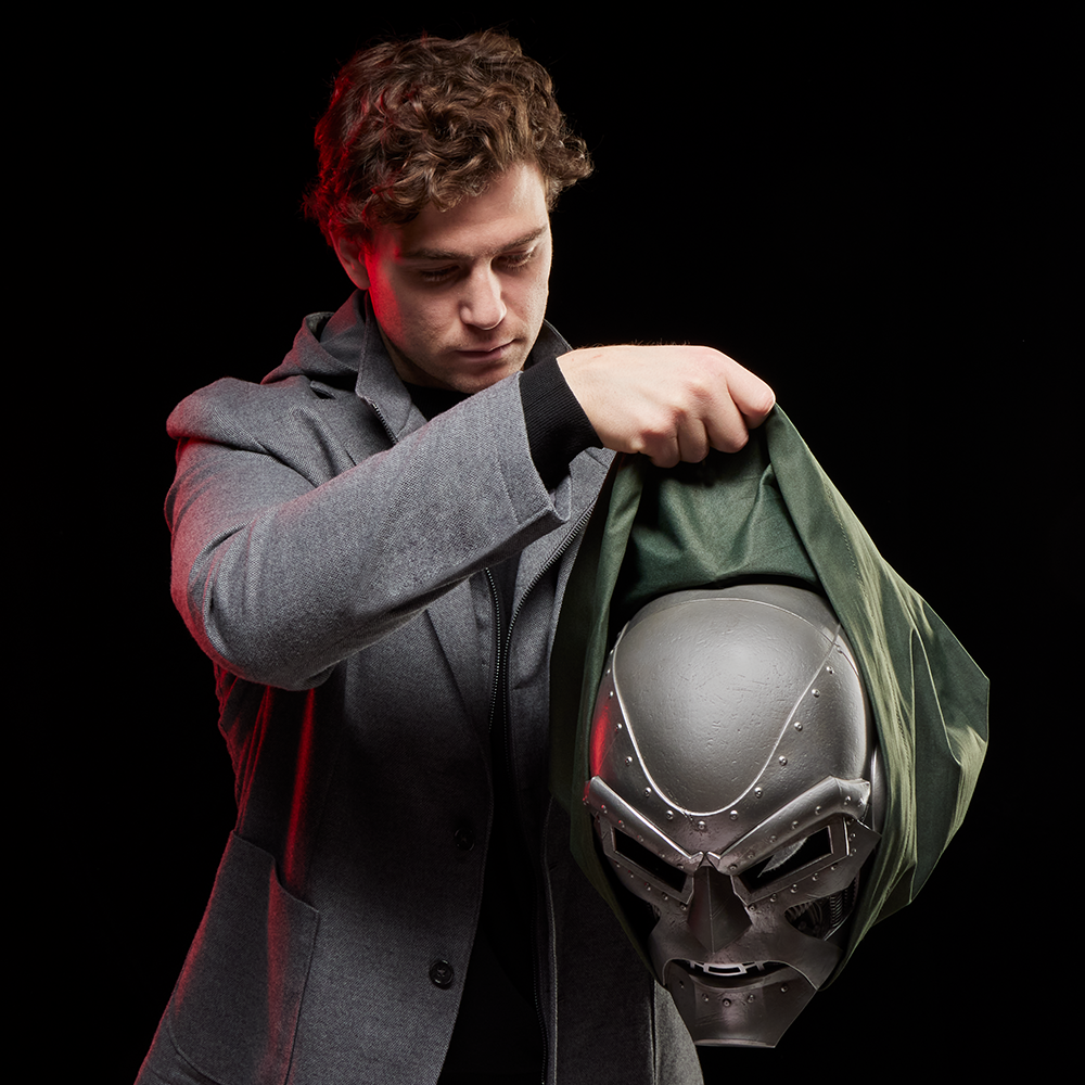 Pré-Venda - Figura Doctor Doom's Classic Helmet - Marvel Legends - Hasbro