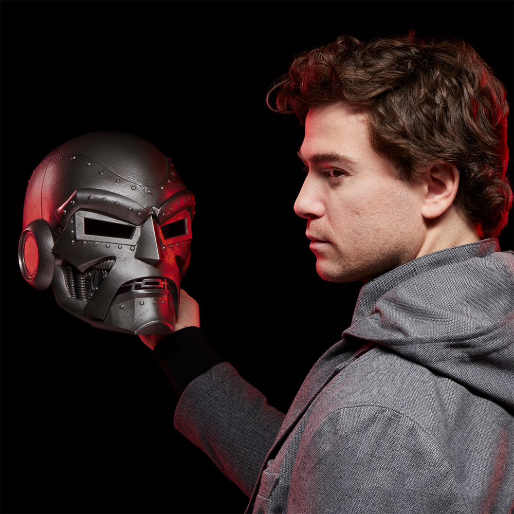 Pré-Venda - Figura Doctor Doom's Classic Helmet - Marvel Legends - Hasbro