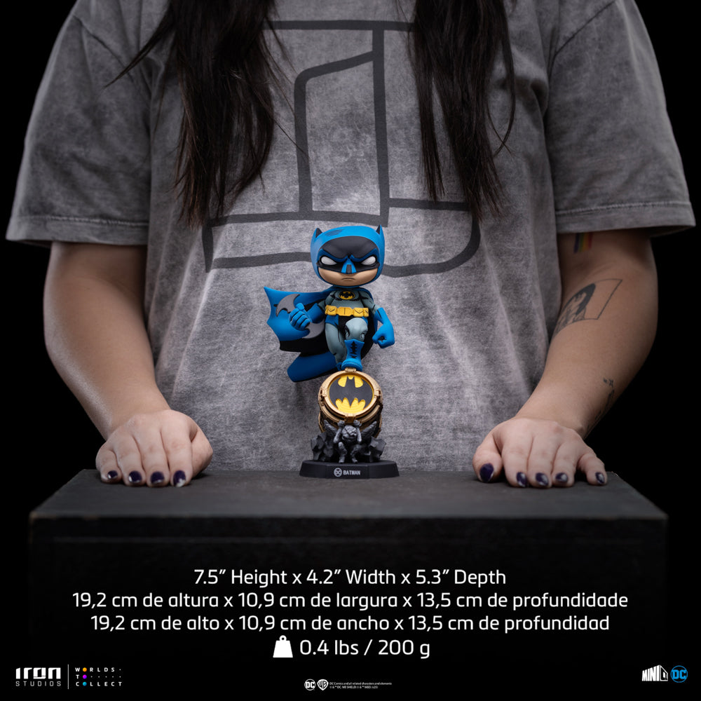 Estátua Batman on Bat-Signal (Blue Variant) - MiniCo - Iron Studios